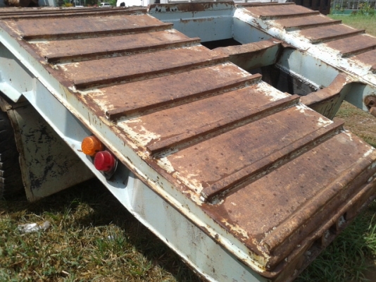 สิบล้อสองเพลา ท้ายลาด (ท้ายเป็ด)   195   แรงม้า พร้อมใช้งาน