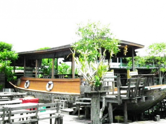 ขายเรือต่อ ไม้สักทองโบราณ (พร้อมทะเบียนเรือ)  สภาพสมบูรณ์ ตัวเรือยาว 16.50 เมตร กว้าง 4.50 เมตร  พร้อมหลังคาเรือทรงโบราณฝักมะขามอ่อน  ปูพื้นไม้ใหม่หัวจรดท้าย   มีหางเสือเรือสมบูรณ์ เดินไฟเรียบร้อย พร้อมใช้งาน มีลำเดียว ราคา 1.2 ล้านบาท ต่อรองได้ สนใจติดต่