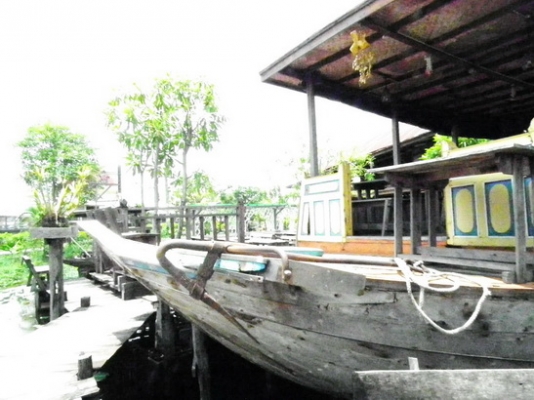 ขายเรือต่อ ไม้สักทองโบราณ (พร้อมทะเบียนเรือ)  สภาพสมบูรณ์ ตัวเรือยาว 16.50 เมตร กว้าง 4.50 เมตร  พร้อมหลังคาเรือทรงโบราณฝักมะขามอ่อน  ปูพื้นไม้ใหม่หัวจรดท้าย   มีหางเสือเรือสมบูรณ์ เดินไฟเรียบร้อย พร้อมใช้งาน มีลำเดียว ราคา 1.2 ล้านบาท ต่อรองได้ สนใจติดต่