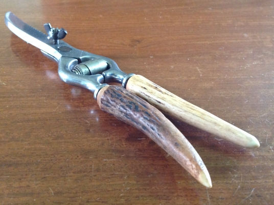 ขายกรรไกรตัดกิ่ง Vintage ด้ามจับทำจากเขากวาง ขายกรรไกรตัดกิ่ง Vintage ด้ามจับทำจากเขากวาง