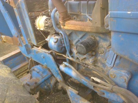 ขายฟอร์ด  6700  สองเพาเครื่องเสื้อลาย  สภาพเก่านอกไม่มีทะเบียนดันหน้า ผาน 3  เกียร์ กลาง