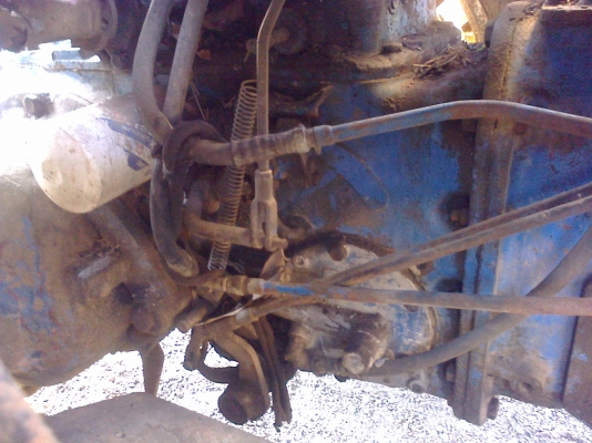 ขายฟอร์ด  6700  สองเพาเครื่องเสื้อลาย  สภาพเก่านอกไม่มีทะเบียนดันหน้า ผาน 3  เกียร์ กลาง