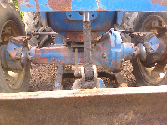 ขายฟอร์ด  6700  สองเพาเครื่องเสื้อลาย  สภาพเก่านอกไม่มีทะเบียนดันหน้า ผาน 3  เกียร์ กลาง