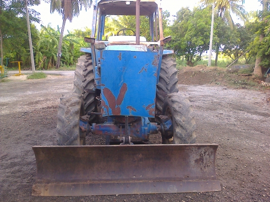 ขายฟอร์ด  6700  สองเพาเครื่องเสื้อลาย  สภาพเก่านอกไม่มีทะเบียนดันหน้า ผาน 3  เกียร์ กลาง