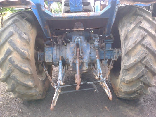 ขายฟอร์ด  6700  สองเพาเครื่องเสื้อลาย  สภาพเก่านอกไม่มีทะเบียนดันหน้า ผาน 3  เกียร์ กลาง