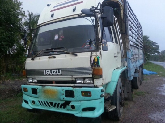 รถอีซูซุ 10 ล้อ รั้ว  ( ไม่ดั้ม )   175 แรงม้า.  สนใจติดต่อ 081 - 6079515