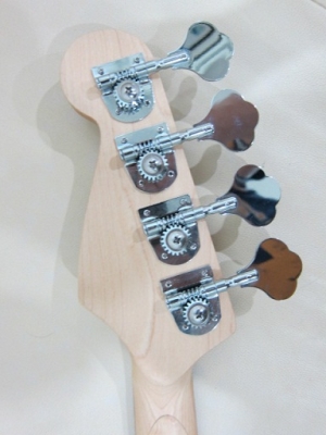 เบสไฟฟ้า Beatle 4 สาย ทรง Precision Bass สีขาว ของใหม่ ขายทูกถูก