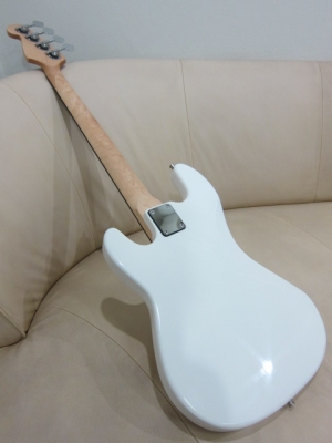 เบสไฟฟ้า Beatle 4 สาย ทรง Precision Bass สีขาว ของใหม่ ขายทูกถูก