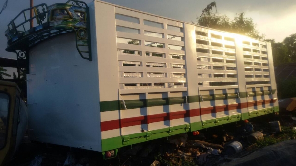 กะบะเหล็ก.7เมตร.คานกว้าง.84.เซน.สภาพสวยพร้อมใช้..95.000.บ กะบะเหล็ก.7เมตร.คานกว้าง.84.เซน.สภาพสวยพร้อมใช้..95.000.บ