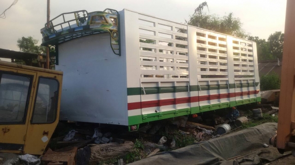 กะบะเหล็ก.7เมตร.คานกว้าง.84.เซน.สภาพสวยพร้อมใช้..95.000.บ