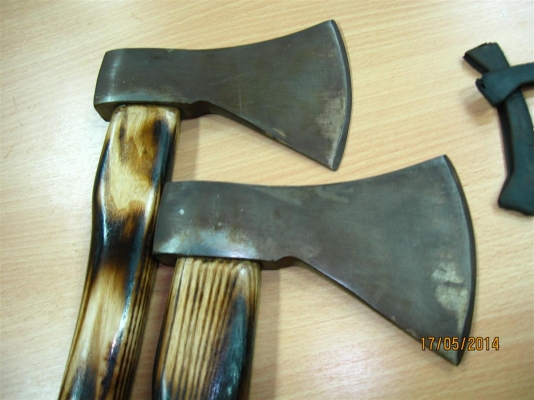 ขวานรุ่นเก่า ด้ามไม้สนนอก PRO USA. 1982 และ 1985 ขวานรุ่นเก่า ด้ามไม้สนนอก PRO USA. 1982 และ 1985