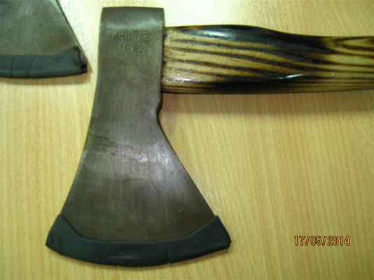 ขวานรุ่นเก่า ด้ามไม้สนนอก PRO USA. 1982 และ 1985 ขวานรุ่นเก่า ด้ามไม้สนนอก PRO USA. 1982 และ 1985