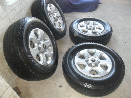 ล้อแม็ก 16นิ้ว 6รู เชฟ พร้อมยาง 245/70R16 ปี10 สวยๆ 4 ล้อ ราคา 6900 บาท