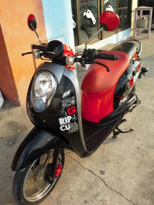 Honda Scoopy -i รถสวยๆ ขับดีมาก ลาย Unlimit Ripcurl สีดำแดง