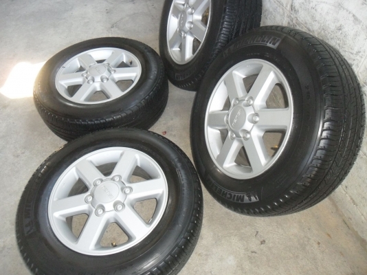 ล้อแม็ก 16นิ้ว6รู อีซูซุ พร้อมยาง 215/70R16 ปี10 สวยๆ 4 ล้อ ราคา 6900 บาท