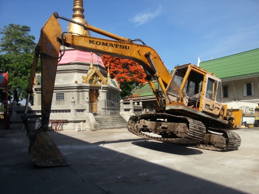 ต้องการขายรถแมคโคร Pc200 โคมัสสุ สนใจติดต่อ 0870304205