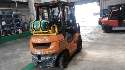 รถฟอร์คลิฟต์ 2.5 ตัน Toyota รุ่น 42-7FG25 ซีเรียล 407FG25-22744 (ระบบแก็ส LPG)  สนใจโทร. 080-6565422 (หนิง)