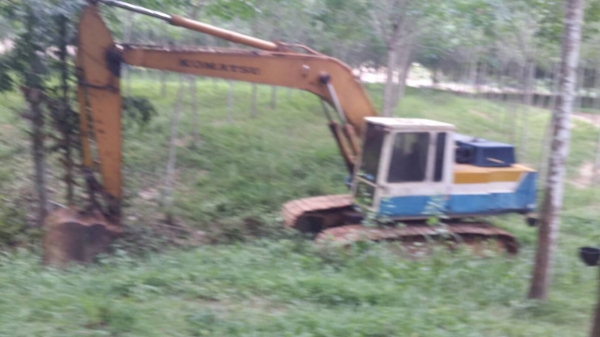 ใช้ไปเรื่อยๆ กว่าจะขายได้ไม่ต้องซ่อมkomatsu  200-3   เครื่องฟิตมาใหม่ยังไม่ใช้งานเลย  ช่วงล่างเต็ม ช่วงล่างเต็ม เอวมีขยับนิดหน่อย