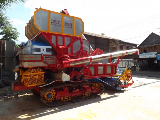 ขายรถเกี่ยวนวดข้าวศักดิ์พัฒนา รุ่น KM-48