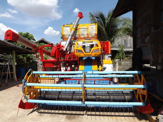ขายรถเกี่ยวนวดข้าวศักดิ์พัฒนา รุ่น KM-48