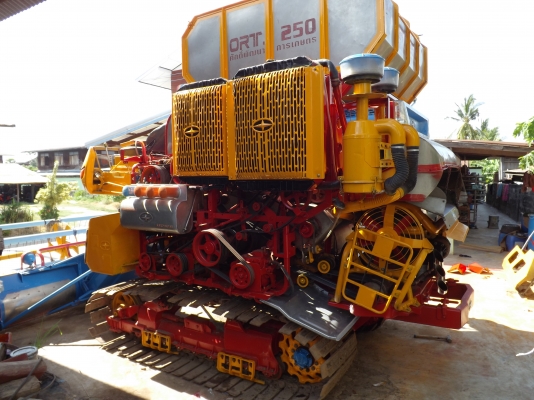ขายรถเกี่ยวนวดข้าวศักดิ์พัฒนา รุ่น KM-48