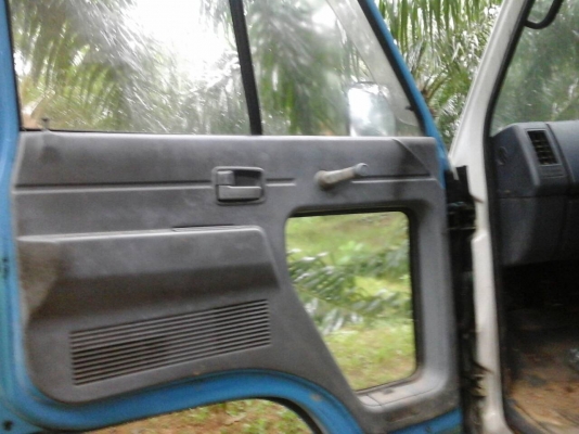 6ล้อท้ายลาดTOYOTA BU12 เครื่อง100แรง ....รถสวยมาก....วางหัวนอกของอีซูซุ..