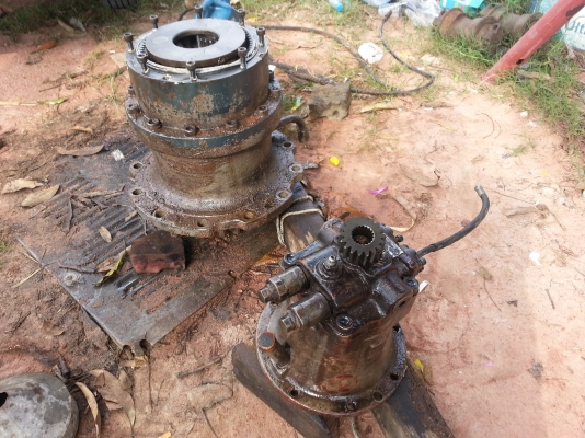 ขายด่วน  มอเตอร์สวิง HITACHI EX 200-2-3