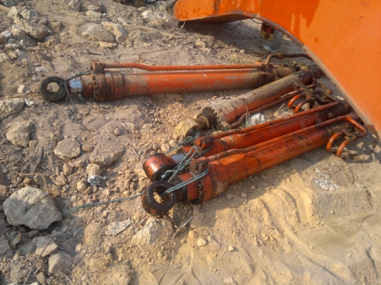 ขายด่วน กระบอกใส่ HITACHI EX 200-2-3-5