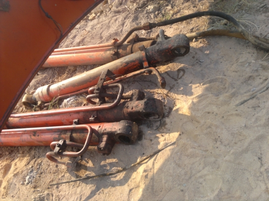 ขายด่วน กระบอกใส่ HITACHI EX 200-2-3-5