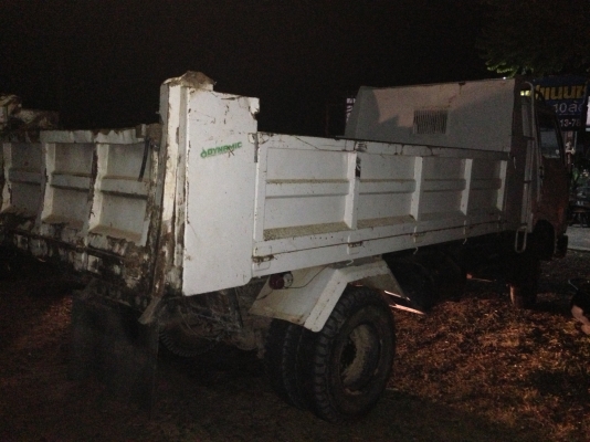 HINO FB 112A - 117 HP WO4D หกล้อดั๊มพ์ กระบะดั๊มพ์เหล็ก 4 ตันยาว 3.60 เมตรพื้นอย่างสวยไม่มีผุ เครื่องแห้งแน่นดี หัวเก๋งบางเดิมๆไม่มีผุภายในครบพร้อม พวงมาลัยเพาเวอร์ คัชซีสวยไม่มีดามไม่มีบวมเลย เฟืองท้ายใหญ่ F แล้ว ยาง 8.25 ขอบ 16 เอกสารเล่มทะเบียนครบพร้อม