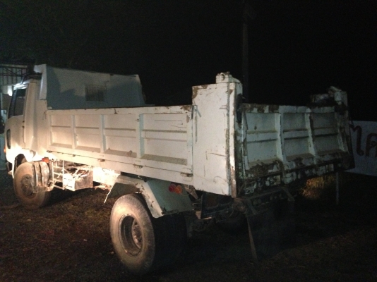 HINO FB 112A - 117 HP WO4D หกล้อดั๊มพ์ กระบะดั๊มพ์เหล็ก 4 ตันยาว 3.60 เมตรพื้นอย่างสวยไม่มีผุ เครื่องแห้งแน่นดี หัวเก๋งบางเดิมๆไม่มีผุภายในครบพร้อม พวงมาลัยเพาเวอร์ คัชซีสวยไม่มีดามไม่มีบวมเลย เฟืองท้ายใหญ่ F แล้ว ยาง 8.25 ขอบ 16 เอกสารเล่มทะเบียนครบพร้อม