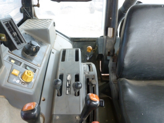 แสงฟ้าเต้นรถ///จำหน่ายรถไถ FORD-6640 ฮอนแลน ระบบไฟฟ้า สภาพพร้อมใช้งาน