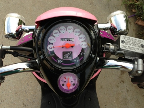 ขายhonda scoopy สีชมพูขาวปี2555