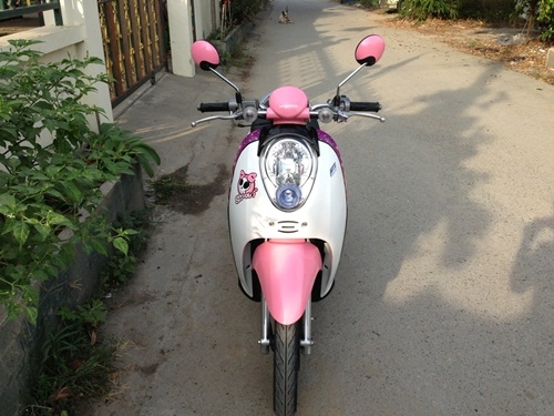 ขายhonda scoopy สีชมพูขาวปี2555