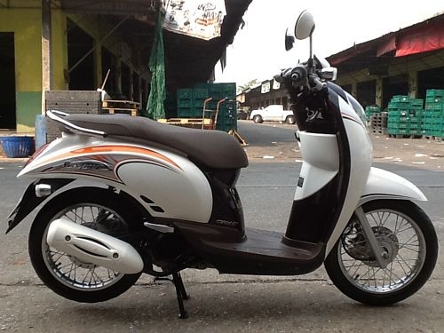SCOOPY i รถ7เดือน  ลายคลาสสิคตัวใหม่ล่าสุดวิ้งๆเดิมๆทั้งคัน