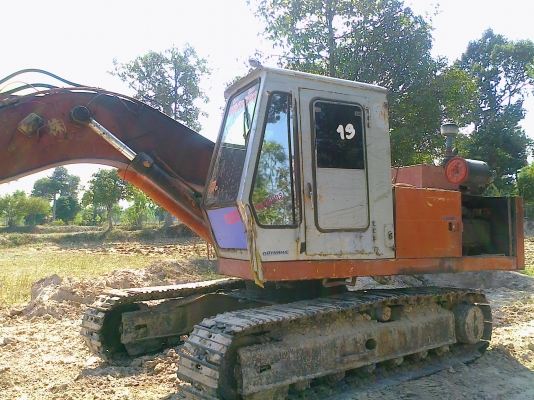 HITACHI UH06-5 ช่วงล่างใหญ่เทียบเท่า PC 150 เครื่องเดิมปั๊มเดิมทำงานไม่มีโหลด ภายในเก๋งคอนโทรลยาว แอร์เย็นจัด บูมอาร์มสวยไม่มีปะไม่มีเยิ้ม เอวแน่นดี ช่วงล่างโซ่บูทใบแทรกเต็มดีหนาประมาณ 70\% ใช้งานหนักได้อีกนานครับ เอกสารสัญญาซื้อขายครับ