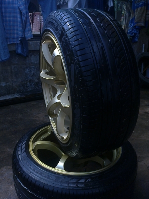 ขายล้อแม็ก6รู ADVANCE รุ่นRGZ ขอบ18นิ้ว พร้อมยาง235/45/18 ความกว้าง9นิ้ว  ไม่แพง6000 บาท