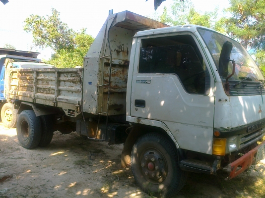 MITSUBISHI CANTER เครื่อง 165 HP 6BD1 หกล้อดั๊มพ์ กระบะดั๊มพ์เหล็กยาว 3.60 เมตร ภายในเก๋งครบพร้อม พวงมาลัยเพาเวอร์ เบรคทริ๊ปฟี้อย่างดี ช่วงล่างคัชซีสวยไม่มีดาม ติด F หน้าหลัง ยาง 8.25 ขอบ 16 สภาพดีพร้อมใช้งาน เอกสารเล่มทะเบียนครบครับ