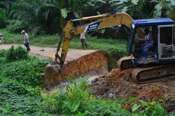 ขาย  KOBELCO SK03  สภาพดีมาก ราคาไม่แพง(มีVDO ให้ชม)