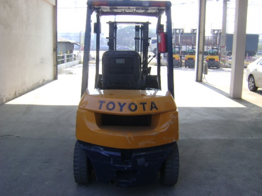 ต้องการขายรถโฟล์คลิฟท์ ยี่ห้อ โตโยต้า 2 ตัน งาฟอร์มูฟเวอร์