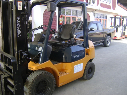 ต้องการขายรถโฟล์คลิฟท์ ยี่ห้อ โตโยต้า 2 ตัน งาฟอร์มูฟเวอร์