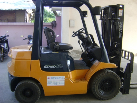 ต้องการขายรถโฟล์คลิฟท์ ยี่ห้อ โตโยต้า 2 ตัน งาฟอร์มูฟเวอร์