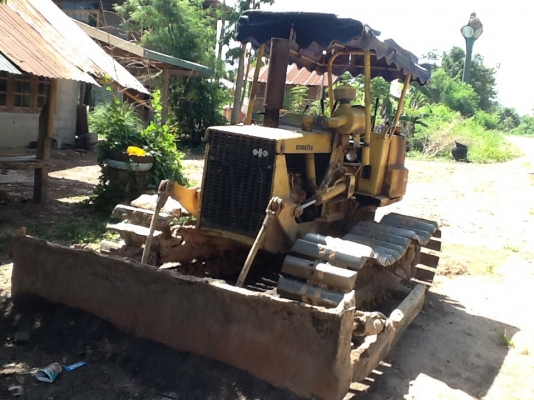 ขายครับKomatsu. D2 ตีนไก่สภาบใช้งานดีขายที่95000 ขายครับKomatsu. D2 ตีนไก่สภาบใช้งานดีขายที่95000