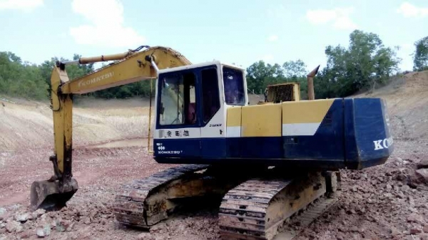 ขายKOMATSU PC200-5 สภาพสวยพร้อมใช้ ราคาต่อรองได้ ติดต่อได้ที่คุณ อ๊อฟ พิจิตร 086-737-9991