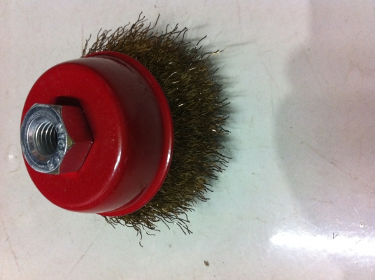แปรงลวดทองเหลือง ใช้ยึดกับเครื่องหินเจียร์ขนาด 4 นิ้ว ใช้ขัดเตรียมชิ้นงาน ขัดสนิม ขัดลบคม