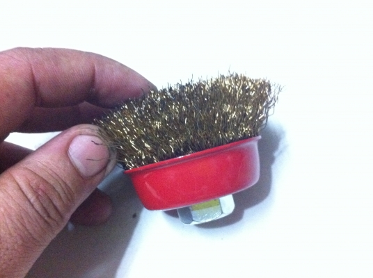 แปรงลวดทองเหลือง ใช้ยึดกับเครื่องหินเจียร์ขนาด 4 นิ้ว ใช้ขัดเตรียมชิ้นงาน ขัดสนิม ขัดลบคม