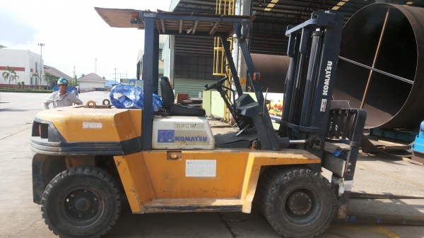 ขายkomatsu ขนาด 7 ton เครื่องยนต์ ดีเซล