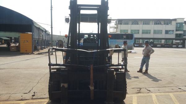 ขายkomatsu ขนาด 7 ton เครื่องยนต์ ดีเซล