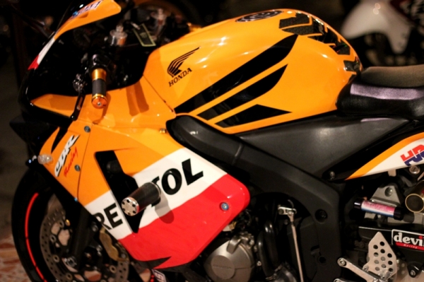 CBR600RR ปี04 ลายแข่งฮอนด้า รถสวย ท่อleovine ทะเบียนพร้อมโอน /รับเทิน