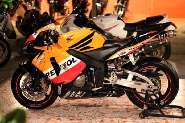 CBR600RR ปี04 ลายแข่งฮอนด้า รถสวย ท่อleovine ทะเบียนพร้อมโอน /รับเทิน